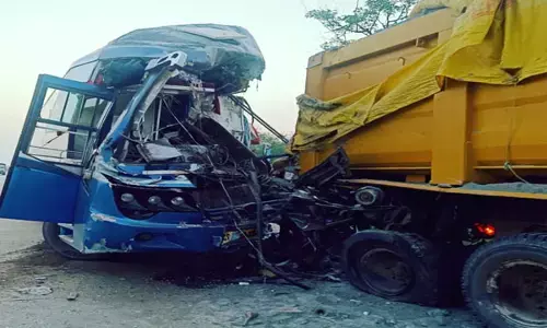 छत्तीसगढ़ में भीषण हादसा: तेज रफ़्तार बस खड़ी ट्रक में घुसी, एक यात्री की मौत, कई घायल...