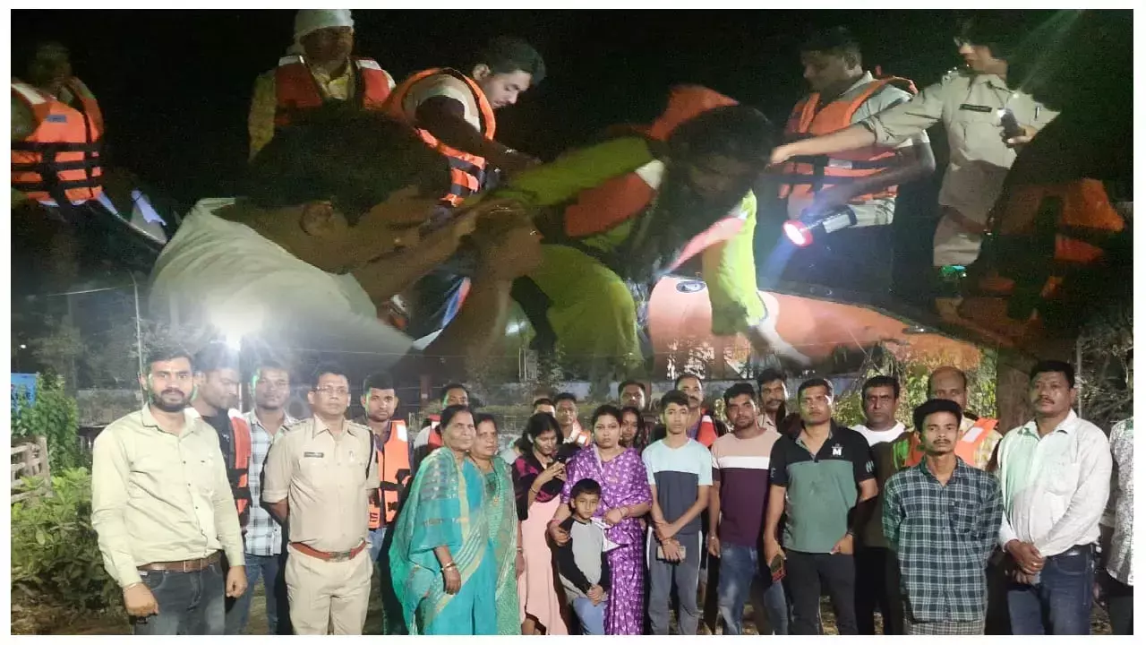 CG-बोटिंग कर रहे 14 पर्यटक नदी के बीच मे फंसे, सभी को रेस्क्यू कर निकाला गया...