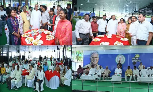 PHOTO: जिन ग्रामीणों के घर CM ने किया था भोजन, अब उन्हें अपने घर डिनर के लिए बुलाये...