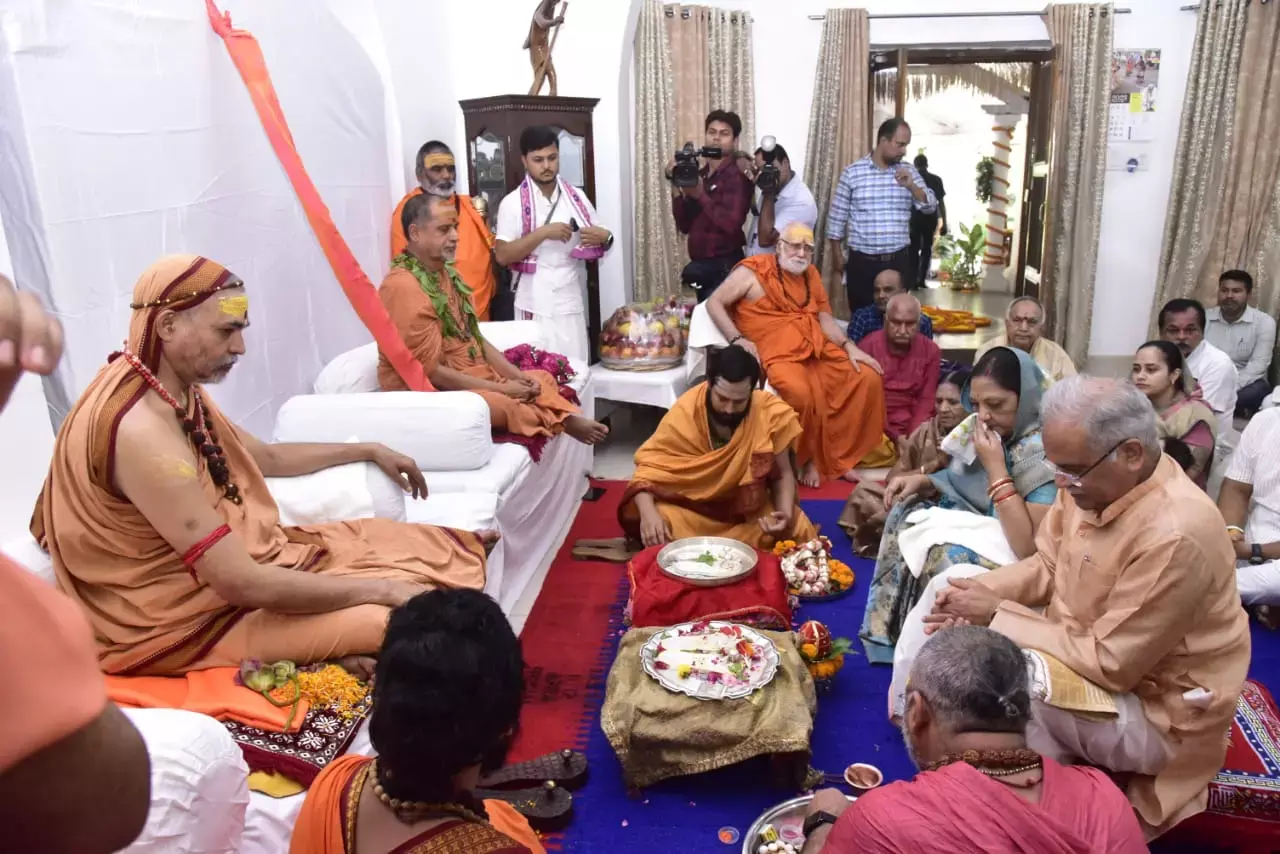 शंकराचार्य सीएम हाउस पहुंचे : ज्योतिष और शारदा पीठाधीश्वर शंकराचार्य पहुंचे सीएम हाउस, परिवार संग सीएम ने किया पादुका पूजन, बोले - साक्षात शिव के दर्शन