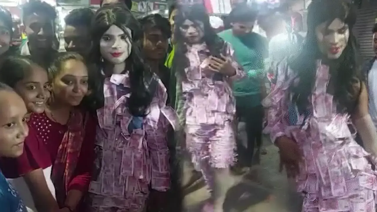 उर्फी के फैन का गजब का कारनामा: 2000 का नोट लपेट सड़क पर निकला युवक, सेल्फी के लिए लोगों की उमड़ी भीड़...देखें...