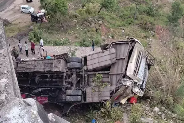 जम्मू-कश्मीर में बड़ा हादसा : वैष्णो देवी जा रही बस खाई में गिरी, 10 यात्रियों की मौत, 15 से ज्यादा घायल जम्मू-कश्मीर में बड़ा हादसा : वैष्णो देवी जा रही बस खाई में गिरी, 10 यात्रियों की मौत, 15 से ज्यादा घायल