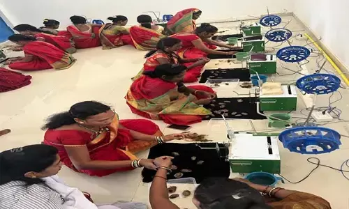 अब गांव से भी तैयार हो रहे उद्यमी, रूरल इंडस्ट्रियल पार्क में महिला उद्यमी चला रहीं बेकरी, टसर रेशम धागाकरण का काम भी