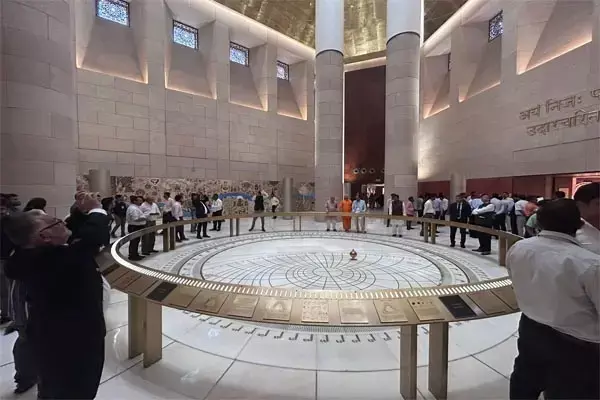 foucault pendulum भारत के नए संसद भवन के संविधान हॉल में फौकाल्ट पेंडुलम, इसी तरह अपनी धुरी पर घूमती है पृथ्वी... जानें इसके बारे में
