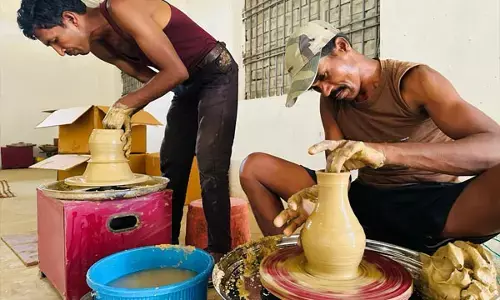 राज्य सरकार की योजना रीपा अंतर्गत आजीविका गुड़ी से पुनर्जीवित हो रहे हैं परम्परागत व्यवसाय...कुम्हार शिल्प कला का उत्तम उदाहरण देखने को मिल रहा कुशहा गौठान में