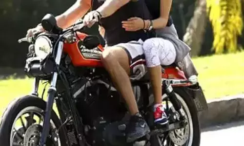 छत्तीसगढ़ में लुटेरी लड़कियां: बात करते पैदल जा रहे युवक से बाइक सवार लड़कियों ने मोबाइल लूटा, सीसीटीवी में कैद घटना