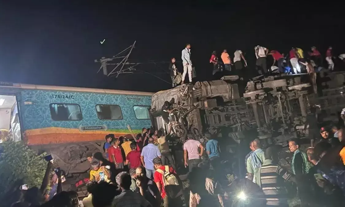 Odisha Train Accident News: सुपरफास्ट एक्सप्रेस से मालगाड़ी टकराई, 50 से ज्यादा यात्री घायल...