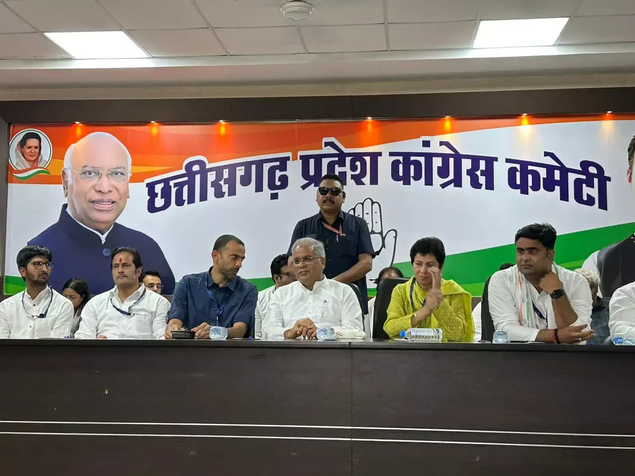 CG यूथ कांग्रेस को सैलजा की फटकार : PPT में मोहन मरकाम का फोटो नहीं होने पर कुमारी सैलजा नाराज, लाभार्थी कार्ड लेकर जाएंगे घर-घर