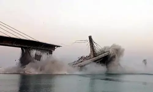 Bhagalpul Bridge Collapsed 1700 करोड़ का पुल ढहा : बिहार के भागलपुर में गंगा नदी पर 1716 करोड़ में बन रहा पुल ताश के पत्तों की तरह भर-भराकर गिरा, दंड देने के बजाय समय-सीमा बढ़ाती रही सरकार
