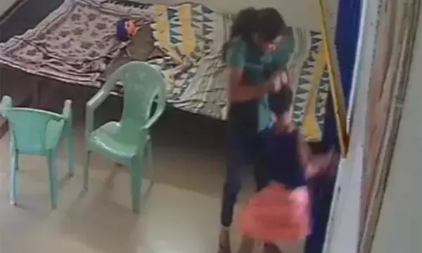 CG Video मायूमियत की कातिल मैनेजर : कांकेर में दत्तक ग्रहण केंद्र की मैनेजर बॉयफ्रेंड का गुस्सा उतारती है मासूमों पर, ऐसी हैवानियत कि मानवता शर्मसार हो जाए