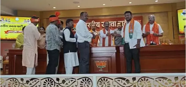 CG जनजाति समाज बीजेपी में : गोंडवाना गोंड़ महासभा के प्रदेश संगठन मंत्री, कई बड़े पदाधिकारी समेत 300 लोग भाजपा में शामिल