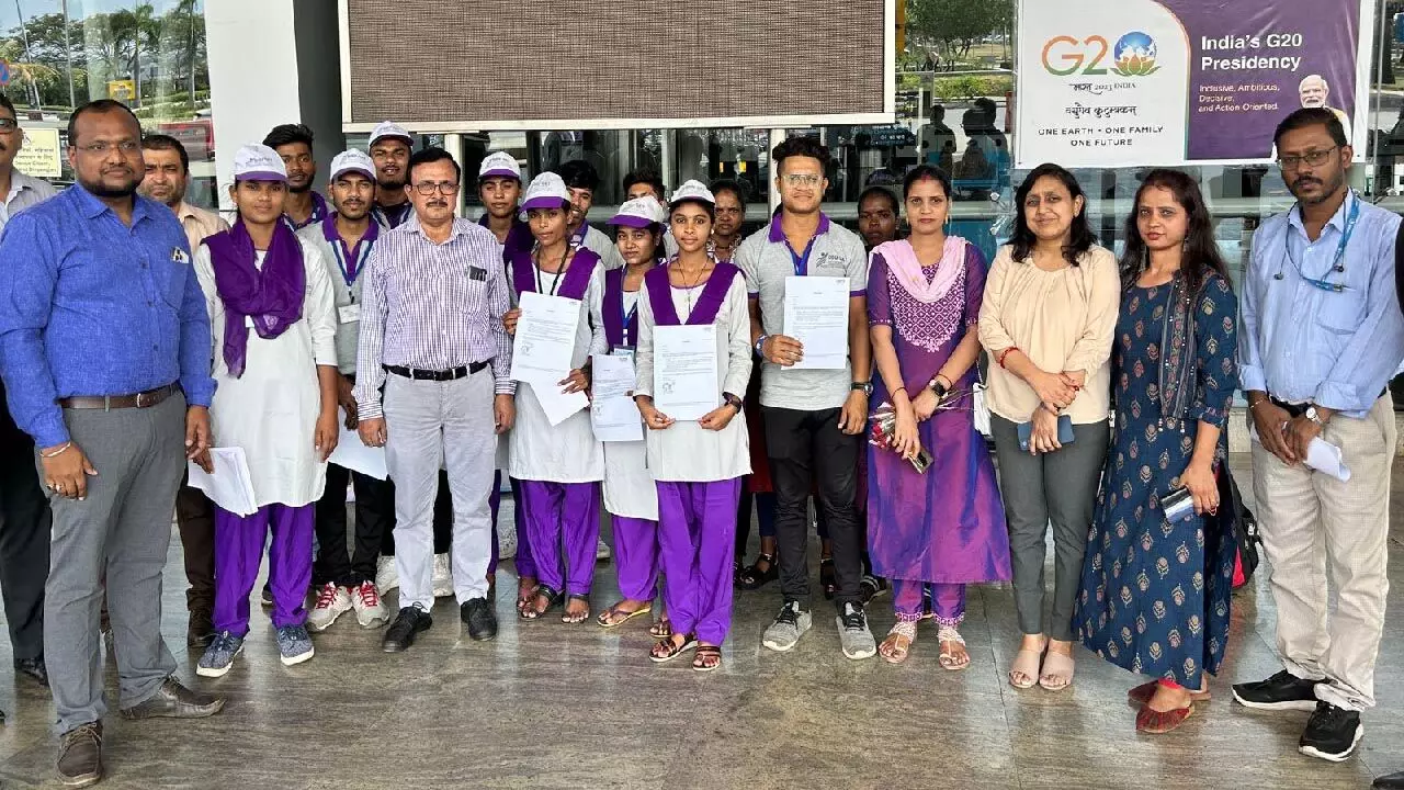 छत्तीसगढ़ में DDU-GKY की ट्रेनिंग पूरी होते ही मिली नौकरी, ज्वाइन करने फ्लाइट से पहुंचे युवा...