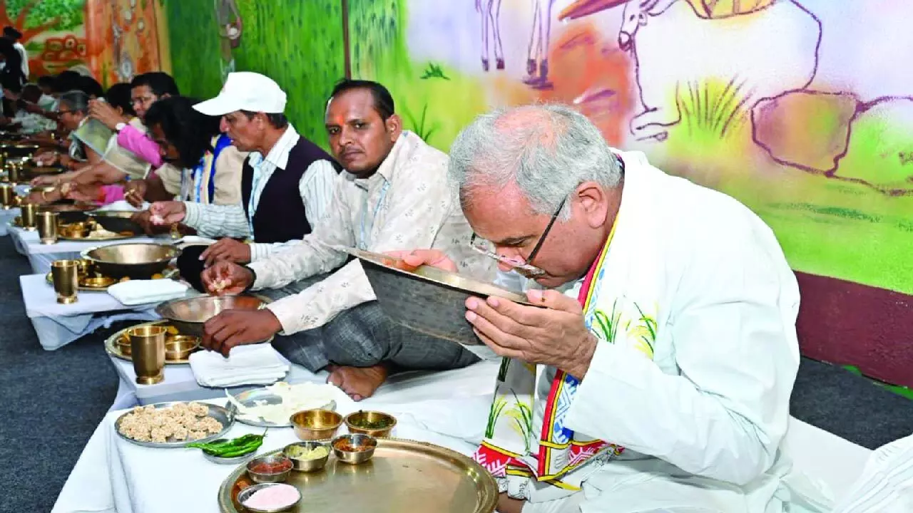 श्रमिकों का सम्मान: भूपेश बघेल ने बोरे-बासी खाकर श्रमिकों का सम्मान बढ़ाया, बोरे-बासी को सुपर फूड का दिलाया मान