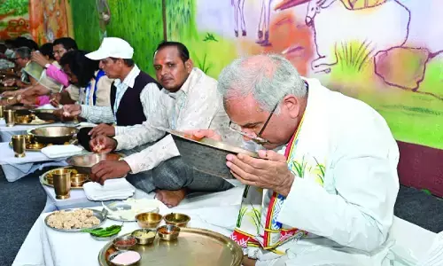 श्रमिकों का सम्मान: भूपेश बघेल ने बोरे-बासी खाकर श्रमिकों का सम्मान बढ़ाया, बोरे-बासी को सुपर फूड का दिलाया मान