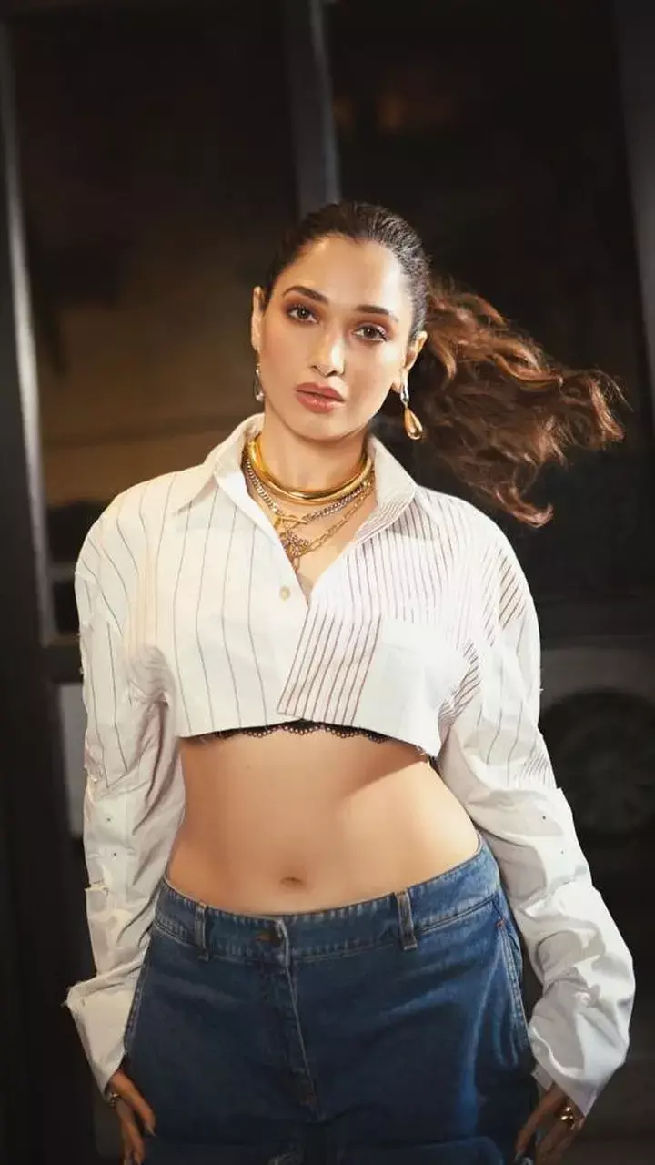 क्रॉप्ड शर्ट और डेनिम जींस में तमन्ना भाटिया ने ढाया कहर, देखें बोल्ड फोटोशूट...