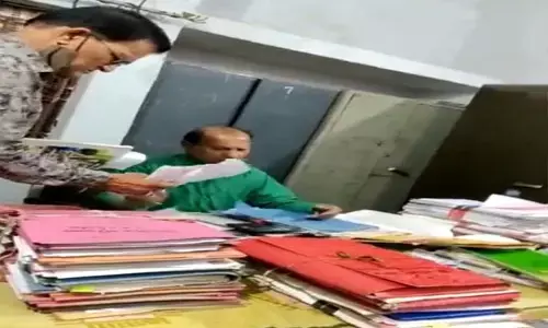 बीईओ ऑफिस के क्लर्क पर शिक्षक के काम के लिए बीईओ के नाम से रिश्वतखोरी का आरोप, ड़ीईओ ने बनाई जांच कमेटी