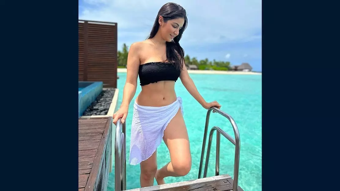 Amy Aela Hot Video: एमी एला ने बिकिनी पहन दिया हॉट पोज़, हॉटनेस ने फैंस को किया मदहोश Amy Aela Hot Video: एमी एला ने बिकिनी पहन दिया हॉट पोज़, हॉटनेस ने फैंस को किया मदहोश