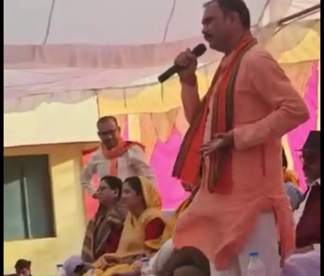 CG Bharatpur Video: एसडीएम, तहसीलदार पर पूर्व विधायक की जुबां फिसली, अंग्रेजों के औलाद, तेरा बाप के साथ और क्या क्या बोल गए