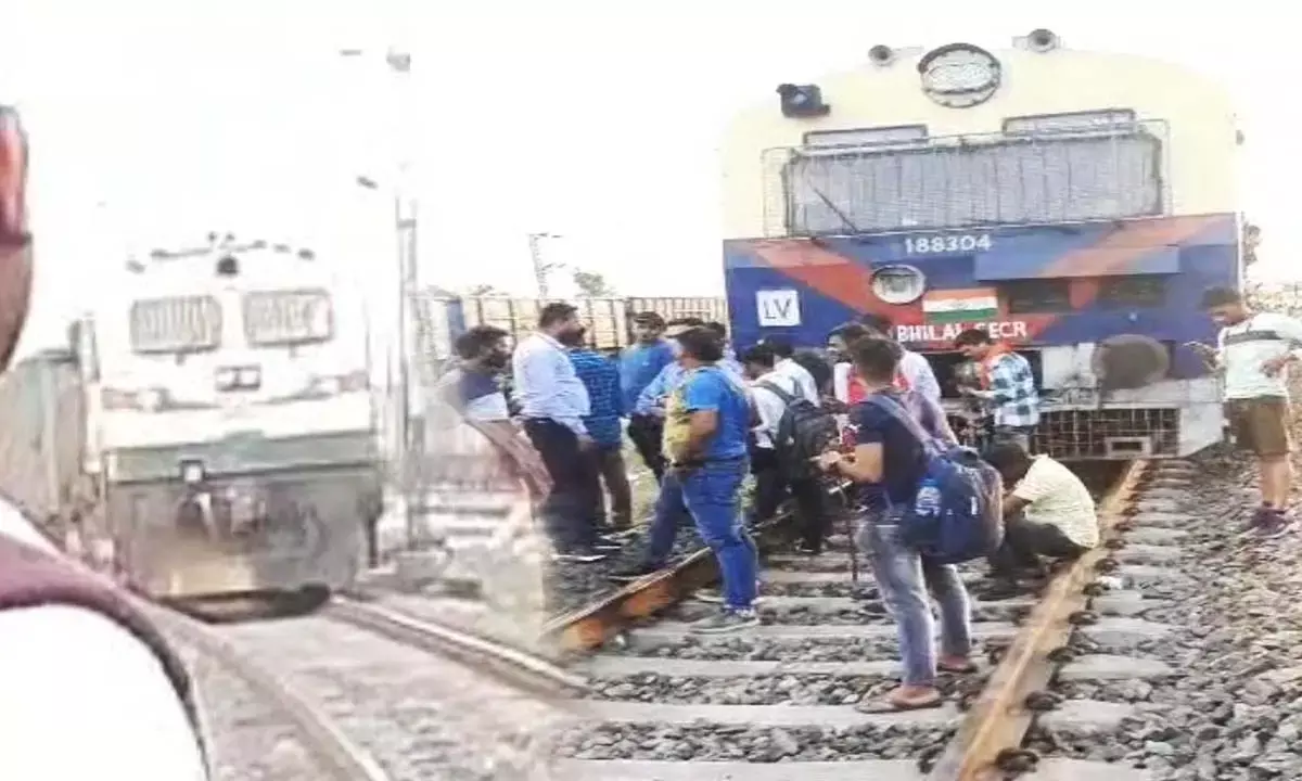 CG Railway News: छत्तीसगढ़ में बड़ा ट्रेन हादसा टला: एक ही ट्रैक पर आई यात्री ट्रेन और मालगाड़ी, यात्रियों में मचा हड़कंप, देखें वीडियो...