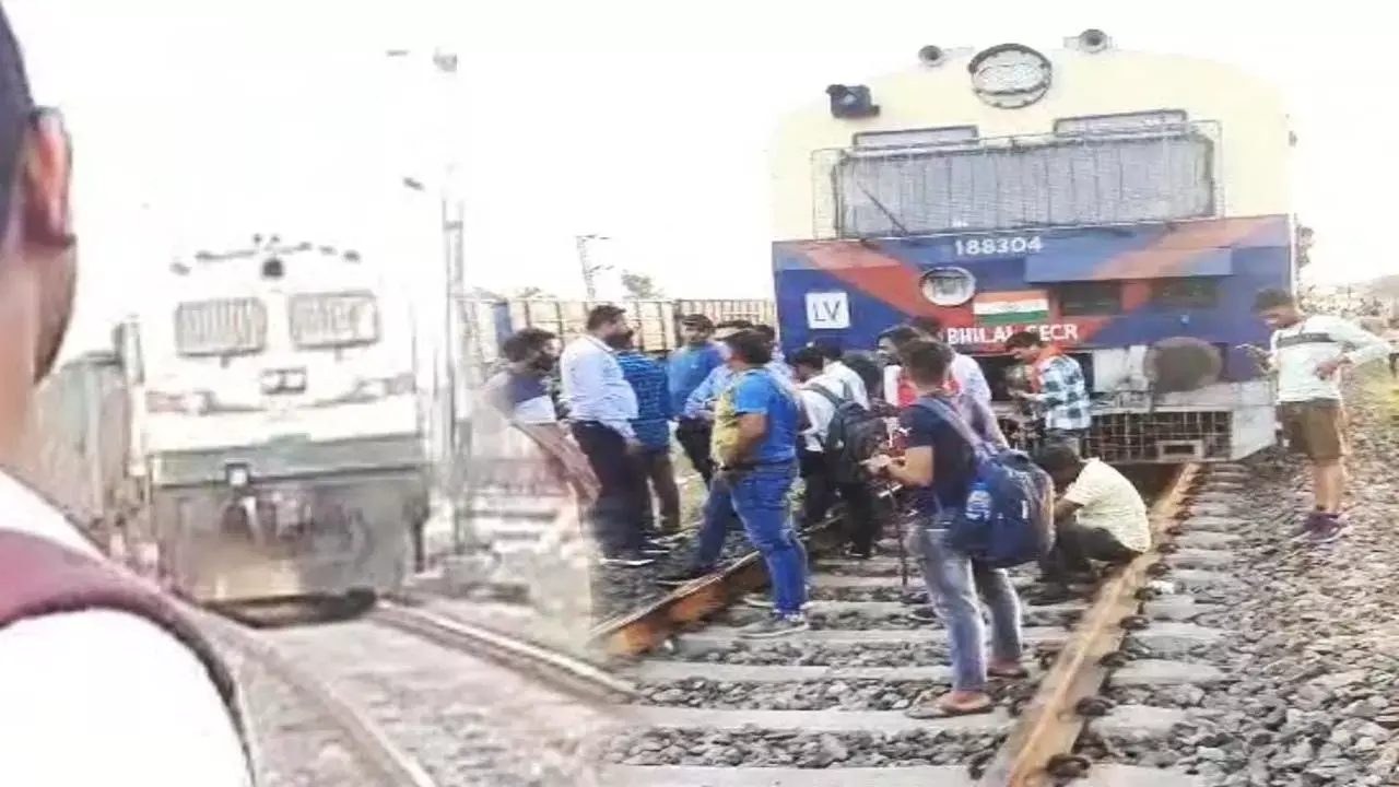 CG Railway News: छत्तीसगढ़ में बड़ा ट्रेन हादसा टला: एक ही ट्रैक पर आई यात्री ट्रेन और मालगाड़ी, यात्रियों में मचा हड़कंप, देखें वीडियो...