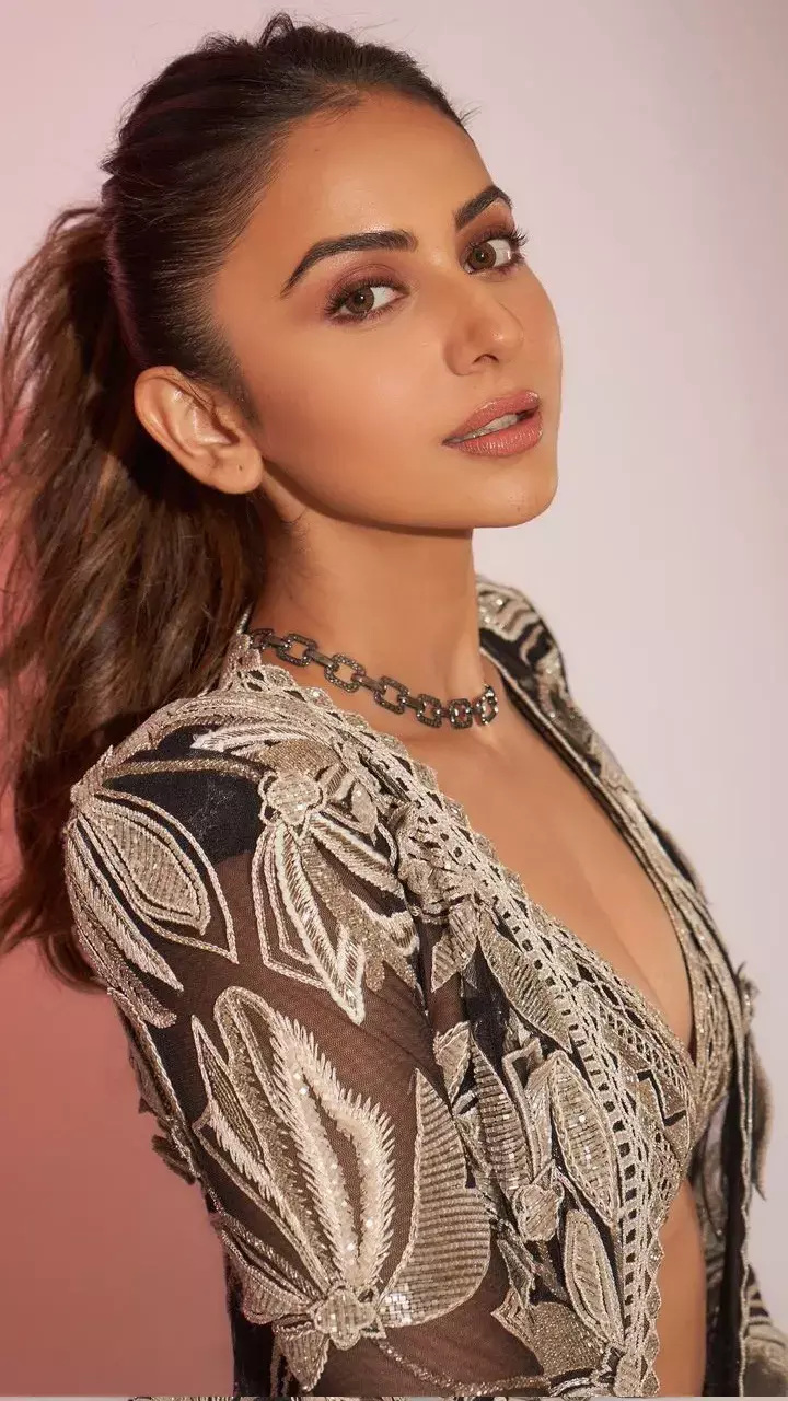 Rakul Preet के सिजलिंग आउटफिट में थम लोगों की निगाहें, ब्रालेट और प्लाजो पहन लगाई आग...