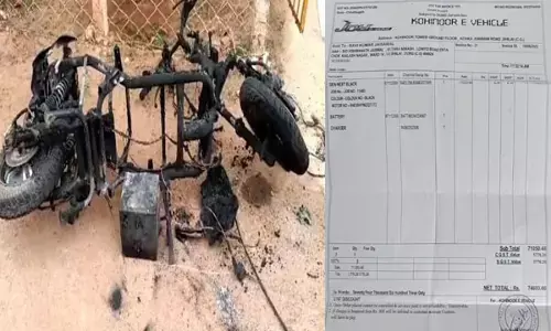 Electric Scooter Blast in Chhattisgarh: इलेक्ट्रिक स्कूटर हुआ ब्लास्टः चार्जिंग के दौरान जोरदार धमाका, पल भर में ही जलकर स्कूटर हुआ खाक...