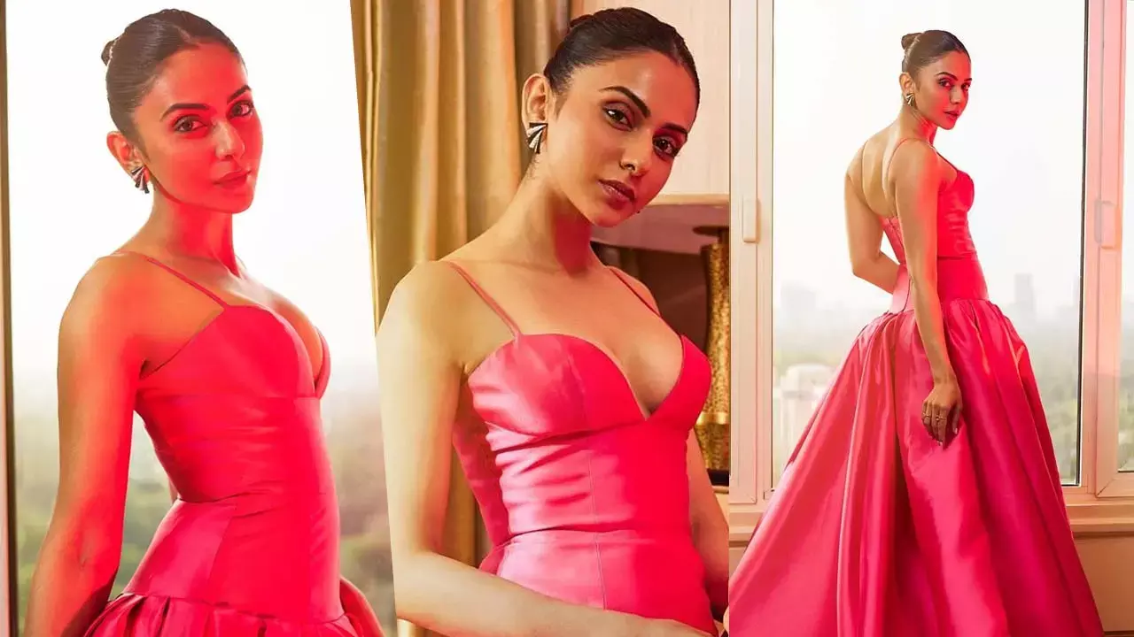 Rakul Preet Singh Photos: रकुल प्रीत का कयामत अवतार, पिंक गाउन में दिखाई बोल्ड लुक...तस्वीरें देख फैंस के उड़े नींद...देखें