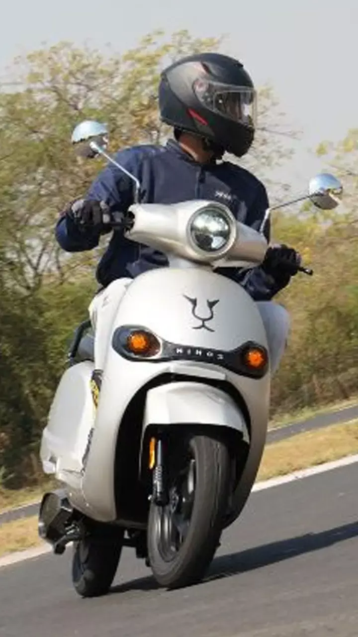 Electric Scooter Blast: इलेक्ट्रिक स्कूटर में चार्जिंग के दौरान जोरदार ब्लास्ट, कुछ ही देर में स्कूटर जलकर हुआ खाक...