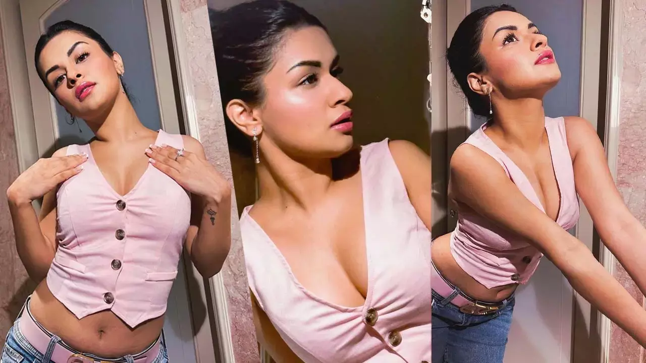 Avneet Kaur Photoshoot: क्रॉप टॉप और जींस में अवनीत कौर ने बढ़ाया इंटरनेट का पारा, बोल्ड पोज उड़ा देंगे आपके होश...
