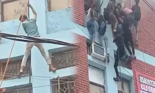 बिल्डिंग में लगी आगः कोचिंग सेंटर के बच्चों ने खिड़की से कूदकर बचाई अपनी जान, देखें वीडियो