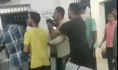 CG-चौकी के अंदर दो पक्ष आपस में भिड़े, एक दूसरे से जमकर की मारपीट, तमाशा देखती रही पुलिस