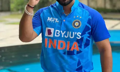 भारतीय विकेटकीपर-बल्लेबाज ऋषभ पंत ने हाल ही में अपनी सोशल मीडिया अकाउंट में वीडियो साझा करके अपनी हेल्थ रिकवरी को दिखाया