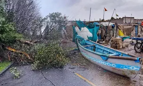 Cyclone Biporjoy Impact: चक्रवात ‘बिपोर्जॉय’ का असर, गुजरात में 22 घायल, 940 गांव अंधेरे में डूबे, 524 पेड़ उखड़े
