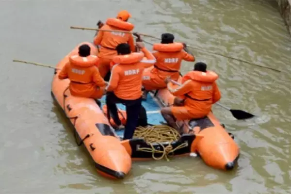 तूफान बिपरजॉय का कहर: 2 की मौत, 99 ट्रेन रद्द... 82,000 से अधिक लोगों को सुरक्षित स्थानों में ले जाया गया