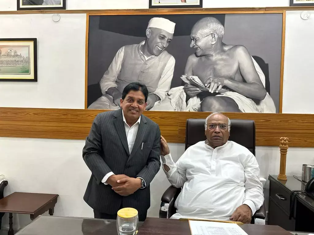 CG खरगे से मिले डहरिया : नगरीय प्रशासन मंत्री डॉ. शिव डहरिया मिले राष्ट्रीय अध्यक्ष मल्लिकार्जुन खरगे से, योजनाओं पर चर्चा