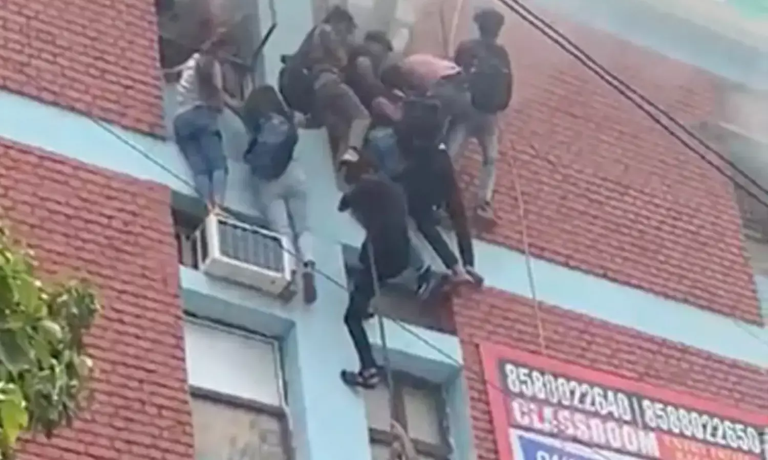 Mukherjee Nagar Fire Case: दिल्ली पुलिस ने कोचिंग संचालक सहित दो को किया गिरफ्तार, जानिए क्या हुआ?