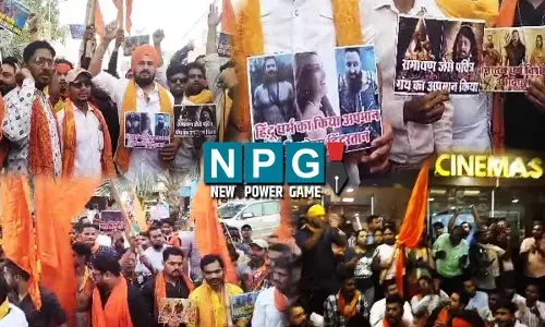 Adipurush Controversy: छत्तीसगढ़ में भी आदिपुरुष का विरोध, हिंदू संगठनों ने मॉल के सामने किया प्रदर्शन, थिएटर के सामने बैठ किया हनुमान चालीसा का पाठ...