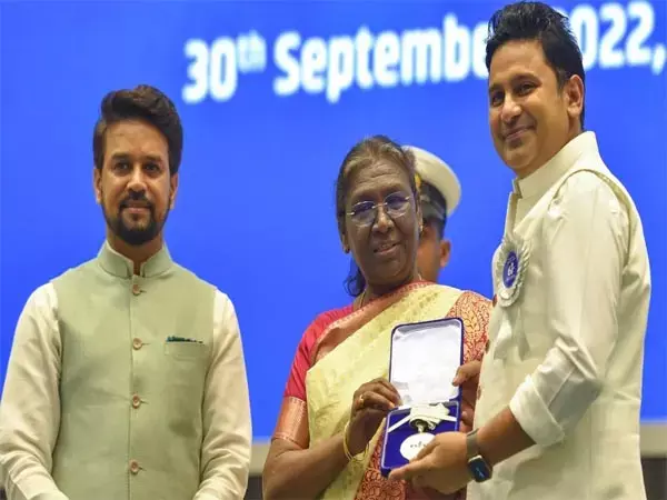 मनोज मुंतशिर : पिता ने मुंबई जाने के लिए इस शर्त पर 700 रुपए दिए थे कि असफल होने पर शुक्ला सरनेम लिखना होगा