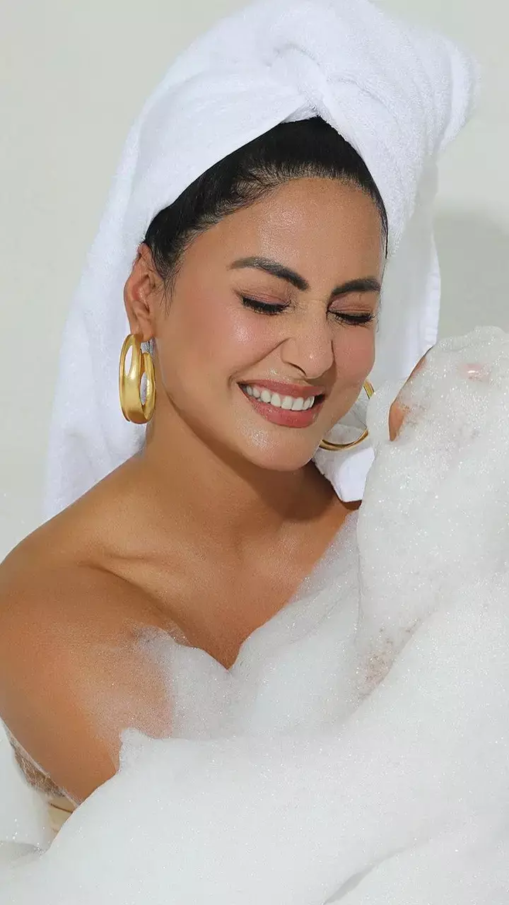 Hina Khan ने बाथरूम में करवाया बोल्ड फोटोशूट, साबुन के झाग से ढका बदन...