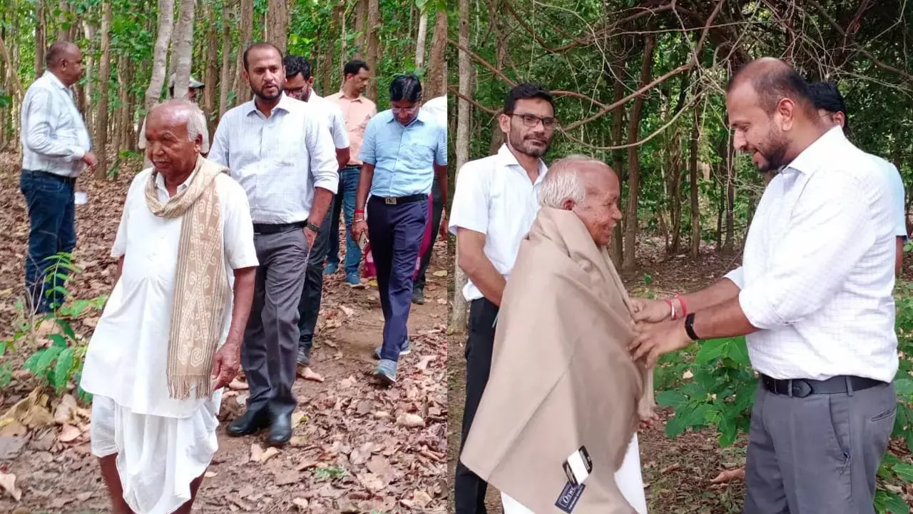 कलेक्टर विजय दयाराम के.ने भेंट की बस्तर ग्रीन मैन दामोदर कश्यप से....