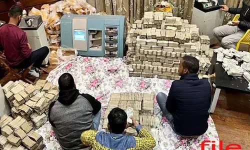 CG: व्यापारी के घर चोरी, जांच करने पहुंची पुलिस, बिस्तर के नीचे मिले 2 करोड़ कैश, नोट गिनने कई बैंको से मंगवानी पड़ी मशीन