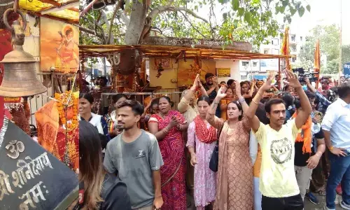 Delhi News: मंडावली में मंदिर की अवैध रेलिंग हटाने को लेकर भारी बवाल, लोगों ने प्रशासन के खिलाफ‍ खोला मोर्चा