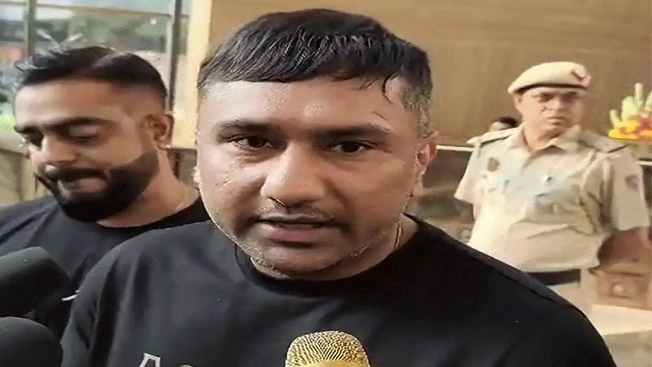 Yo Yo Honey Singh: जान से खत्म कर दूंगा!... हनी सिंह को इस गैंगस्टर ने दी मारने की धमकी, रैपर ने मांगी पुलिस से सुरक्षा...