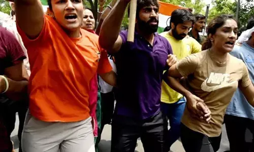 एशियाई खेलों और विश्व चैंपियनशिप की चयन प्रक्रिया में प्रदर्शन कारी पहलवानों को छूट दिए जाने से पक्षपात को लेकर सवाल खड़े हुए