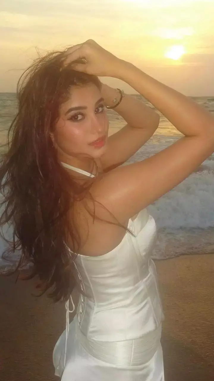 Rasha Thadani Photos: समुद्र किनारे रवीना टंडन की ने करवाई बोल्ड फोटोशूट...