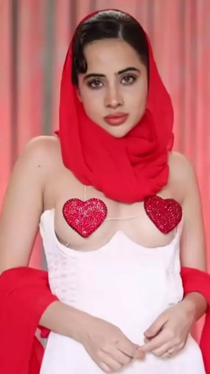 Urfi Javed ने पहनी ऐसी ताबड़तोड़ ड्रेस, देखकर लोगों का दिल हुआ इलू-इलू...