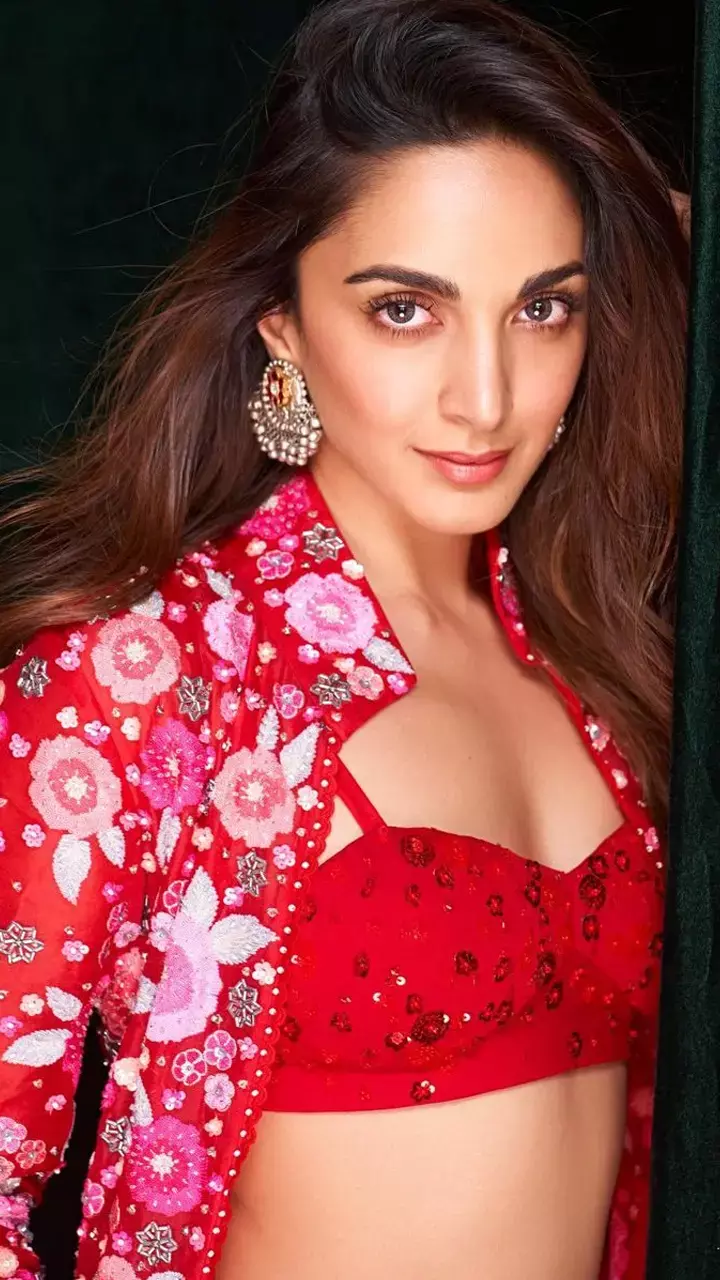 रेड ड्रेस में कियारा आडवाणी ने मचाया बवाल, हसीन अदाएं देख घायल हुए फैंस...