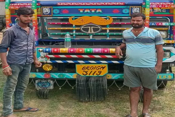 CG-वन विभाग की छापेमारी: कीमती लकड़ी सहित 85 लाख का सामान जब्त... CG-वन विभाग की छापेमारी: कीमती लकड़ी सहित 85 लाख का सामान जब्त...