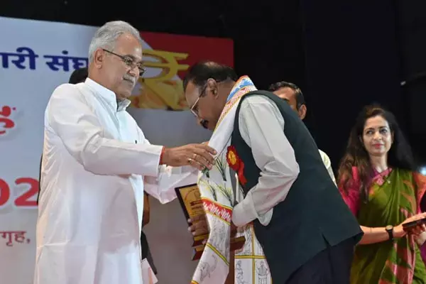 मुख्यमंत्री भूपेश वित्त सेवा अधिकारी संघ के सम्मान समारोह में हुए शामिल, CM बोले-जब देश में चारों ओर मंदी थी, तब भी छत्तीसगढ़ की अर्थव्यवस्था गतिशील रही...