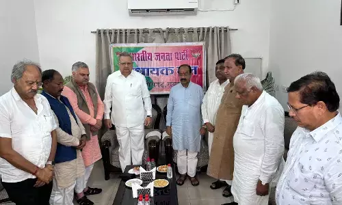 CG अंतिम सत्र की बड़ी रणनीति : भसीन को श्रद्धांजलि देकर शुरू हुई विधायक दल की बैठक, अविश्वास प्रस्ताव लाएगी भाजपा